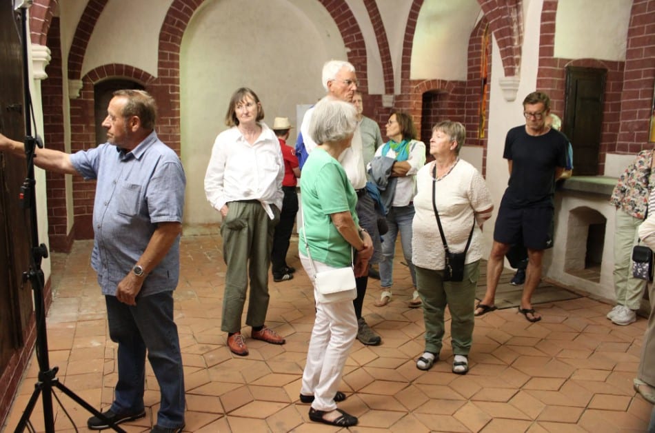 Rund 20 Besucher entdeckten am Mittwochnachmittag die Geheimnisse der Sakristei in der Bad Wilsnacker Wunderblutkirche. (Foto: Oliver Gierens)